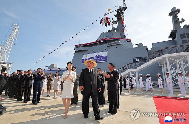 김정은, 딸 주애와 신형 구축함 '강건호' 진수식 참석