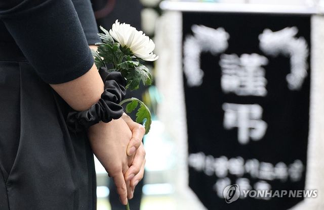 헌화하는 한화에어로 사고 유가족들