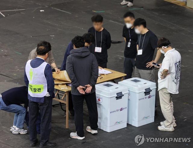 개표소 도착한 잠실7동 제2투표소 투표함