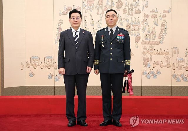 이재명 대통령, 김종묵 지상작전사령부참모장 삼정검 수치 수여