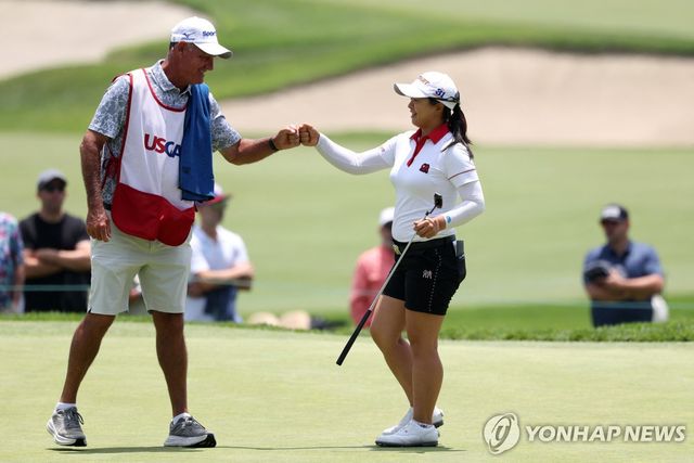 캐디와 인사를 나누는 김세영