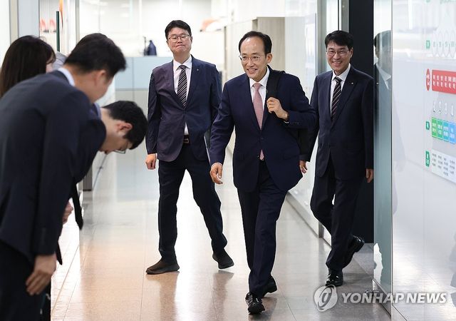 대구시 업무 보고받기 위해 이동하는 추경호 당선인