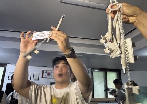 경찰이 투표함을 반출한 잠실7동 제2투표소 내부에 각종 선거 자료가 그대로 남겨진 모습.[촬영 조현영]