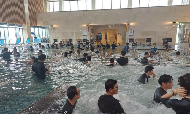 해양치유 체험하는 학생들
