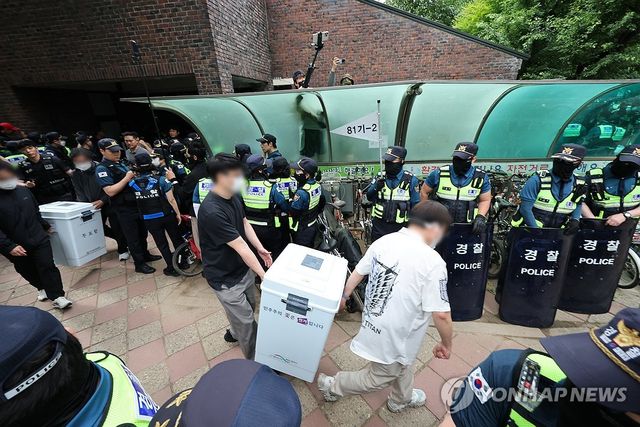 투표소 밖으로 나온 투표함