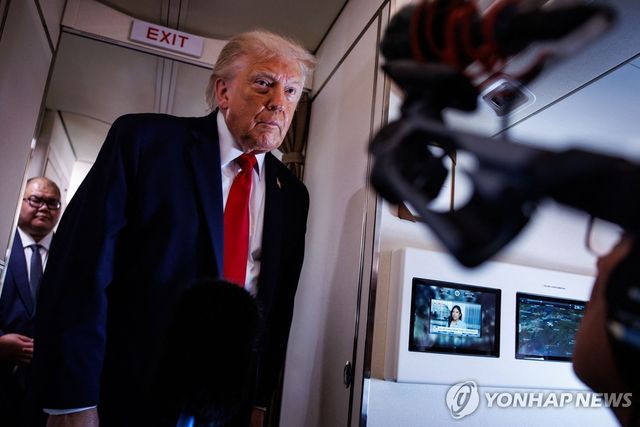 기내에서 기자들 질문에 답하는 트럼프
