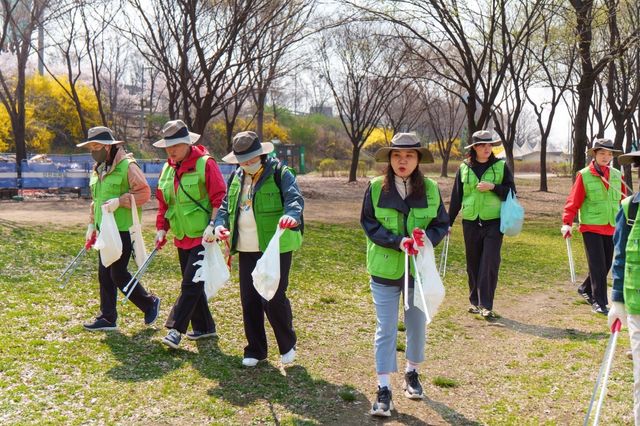 환경정화 활동 중인 광나루 환경봉사단