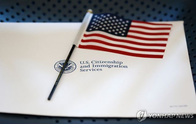 미 이민국 서류와 미국 국기 