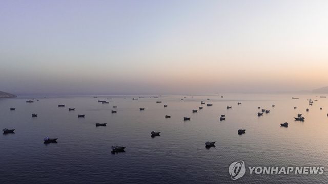 오만에서 바라본 호르무즈 해협에 정박중인 선박들 