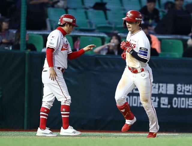 홈런 2개로 3연승에 앞장선 SSG 최지훈