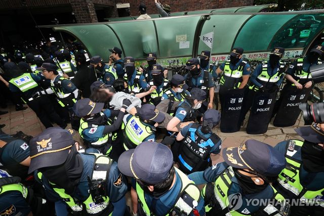 경찰, 잠실7동 2투표소 투표함 이송 위해 시위대 해산 조치