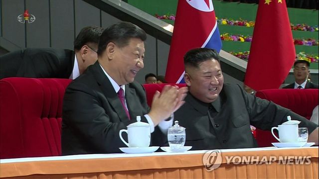 2019년 방북 당시 북한 대집단체조 관람하는 시진핑 중국 국가 주석