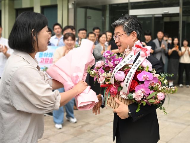 6·3지방선거에서 재선에 성공한 김길성 중구청장이 4일 출근하는 모습