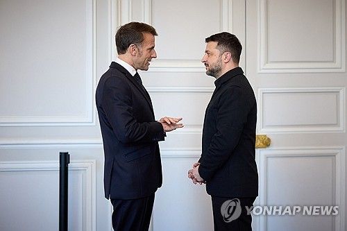 마크롱 프랑스 대통령(왼쪽)과 젤렌스키 우크라이나 대통령 [UPI=연합뉴스 자료사진. 재판매 및 DB 금지] 