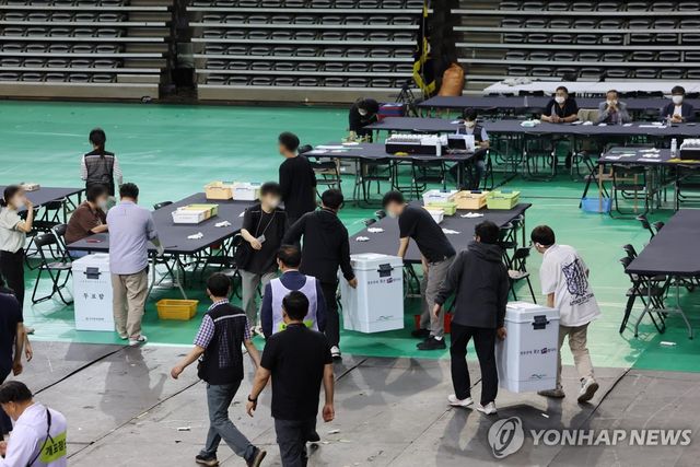 개표소 도착한 잠실7동 제2투표소 투표함