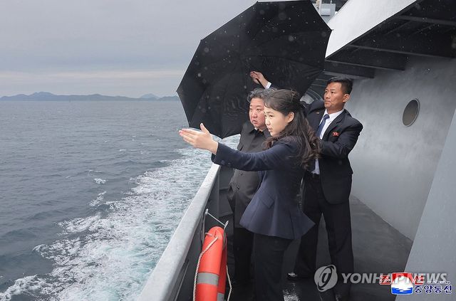 북한 김정은, 딸 주애와 구축함 '강건호' 항해시험 참관
