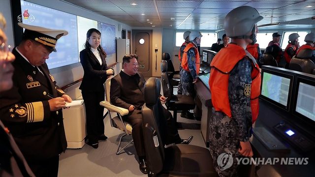 북한 김정은, 딸 주애와 구축함 '강건호' 항해시험 참관