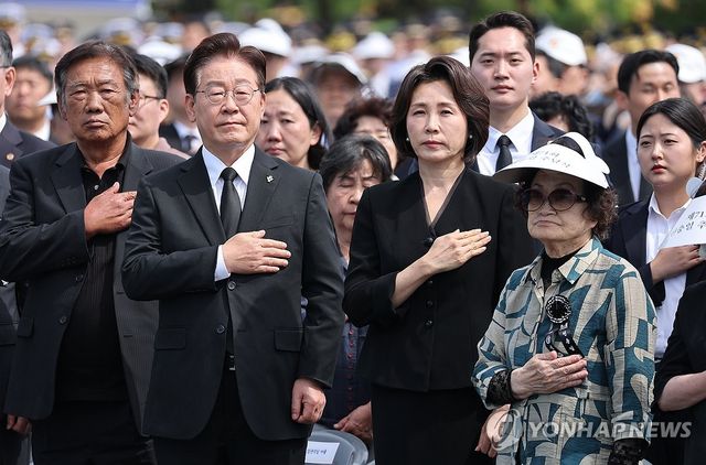 국기에 경례하는 이재명 대통령 부부