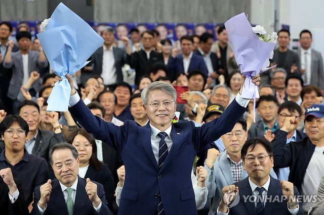 민형배, 전남광주통합특별시장 당선에 환호