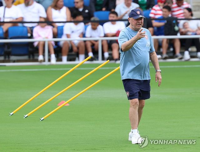 훈련 지시하는 미로슬라프 코우베크 감독