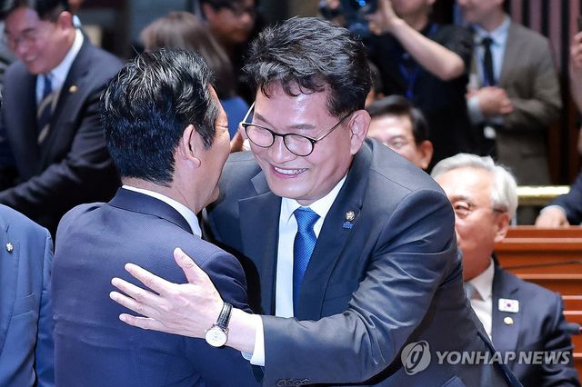 민주당 의원총회에서 만난 정청래 대표-송영길 의원