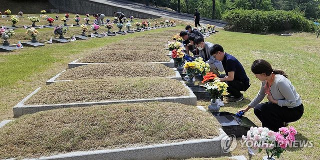 호국영령 기리며 묘역마다 태극기