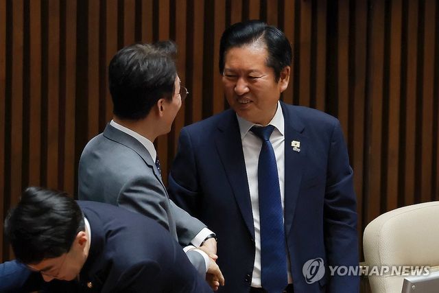 인사하는 민주당 정청래 대표와 김민석 국무총리