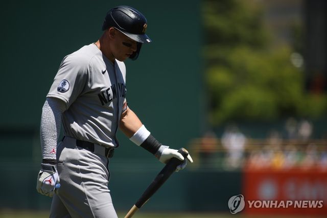 고개를 숙인 에런 저지