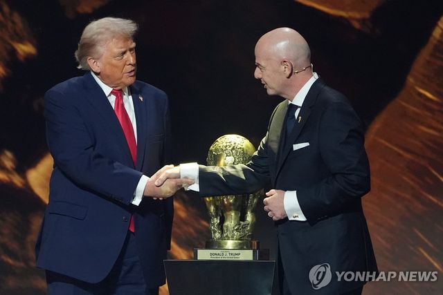 악수하는 도널드 트럼프 미국 대통령과 잔니 인판티노 FIFA 회장