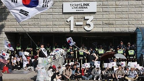 계속되는 개표소 봉쇄 시위