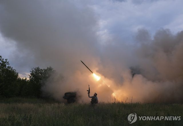 로켓 발사하는 우크라이나 군