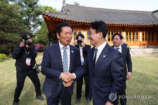 인사하는 김민석 국무총리와 민주당 정청래 대표
