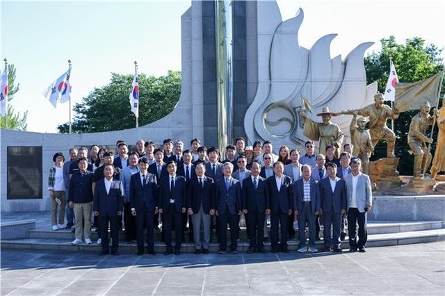 대회 개막에 앞서 청주 삼일공원을 참배한 관계자들