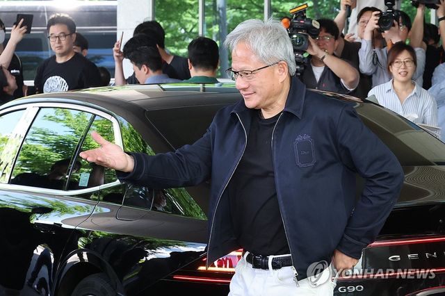 사인 위해 팬들에게 향하는 젠슨 황