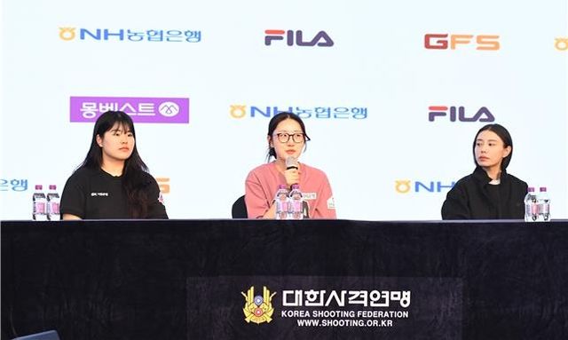 기자회견에서 답하는 양지인
