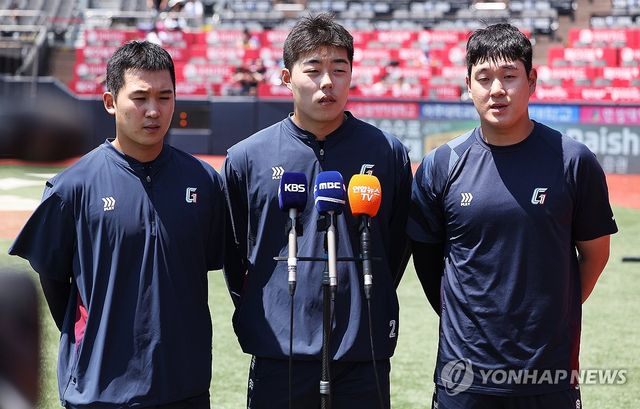 질문에 답하는 김세민-고승민-나승엽