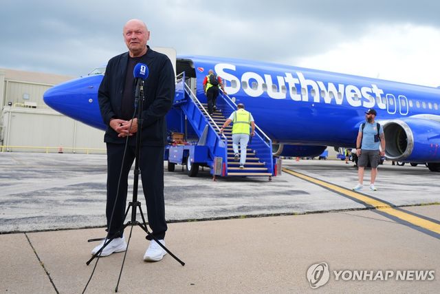 댈러스 러브필드 공항 도착 이후 소감 밝히는 체코 대표팀의 미로슬라프 코우베크 감독