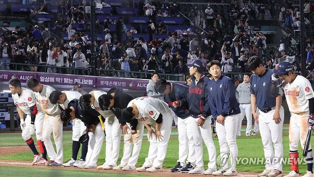 경기패배 후 인사하는 롯데 선수들