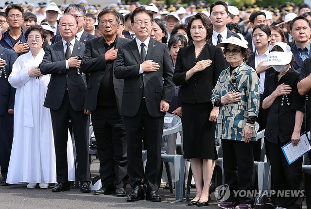 국기에 경례하는 이재명 대통령 부부