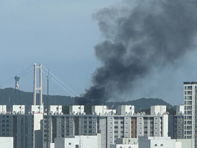 울산 폐기물처리업체 화재 현장에서 피어오르는 연기