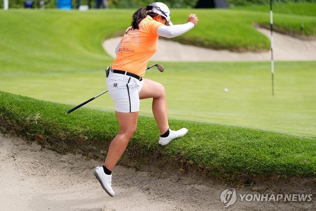 벙커샷을 마치고 그린으로 올라서는 김세영
