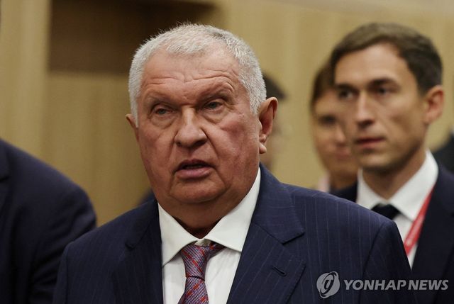 지난 5일(현지시간) 러시아 상트페테르부르크 국제경제포럼 행사장에 참석한 이고르 세친 로스네프트 CEO