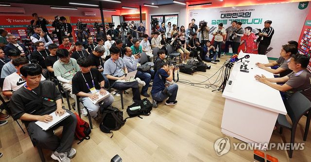 과달라하라 입성, 기자회견 하는 홍명보
