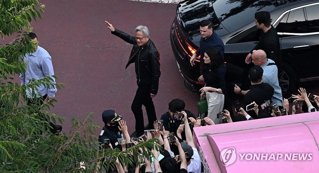 젠슨 황에 쏠린 눈