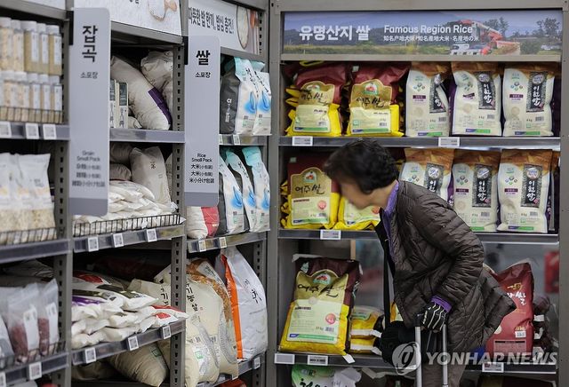 (서울=연합뉴스) 류영석 기자 = 10일 서울 시내 한 대형 마트 쌀,잡곡 등 곡물 코너 모습. 2026.5.10 ondol@yna.co.kr