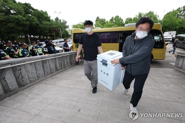 개표소 도착한 잠실7동 제2투표소 투표함