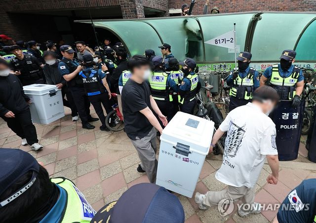 투표소 밖으로 나온 투표함