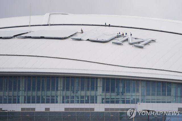 5일(현지시간) 댈러스 스타디움 지붕의 'AT&T 스타디움' 로고가 가려지는 모습