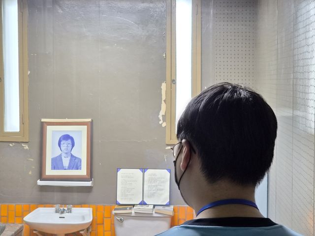 고(故) 박종철 열사 영정사진 바라보는 학생