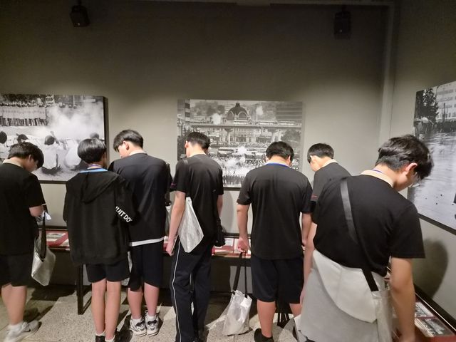 민주화운동기념관 방문한 중학생들